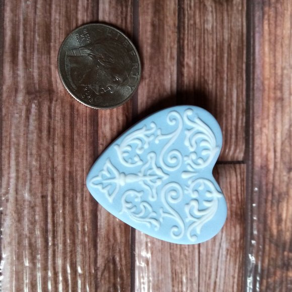 WEDGEWOOD Heart Jasperware Porcelain Blue and White Brooch Pin - Picture 8 of 9